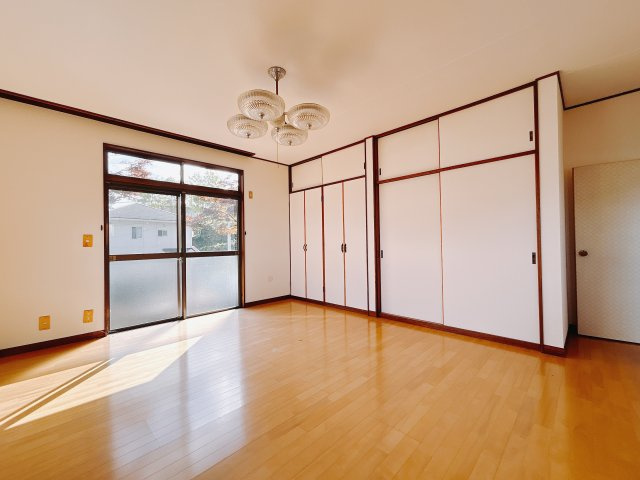 【中古戸建】高崎市片岡町3丁目のその他|■1階洋室｜大きな窓と収納がついています♪日当たりが悪い。収納が足りない。の心配もありません♪