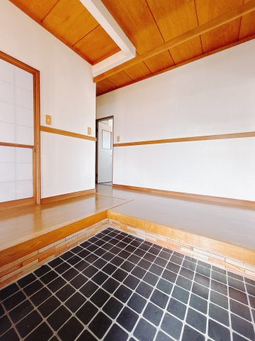 【中古戸建】高崎市片岡町3丁目の玄関|■玄関｜毎日の「いってらっしゃい」や「お帰りなさい」を大切なご家族と過ごす玄関は〈使いやすさ〉を追求しております。玄関横の物入は急な来客時でもさっとお片付けできるスペースを確保しています。