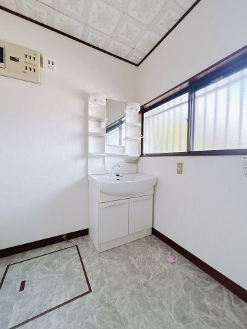 【中古戸建】高崎市片岡町3丁目の独立洗面台|■洗面室｜大きな鏡で朝の身支度もラクラク♪毎日の忙しい準備が楽しくなる洗面所です(^^♪