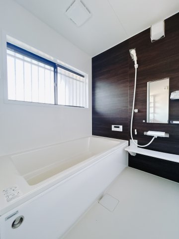 【中古戸建】高崎市片岡町3丁目の浴室|■浴室｜デザイン性に優れた浴室♪1日の疲れを癒す、ゆったりとしたバスタイムをぜひお過ごしください(*＾＾*)大きな窓付きで嬉しい♪