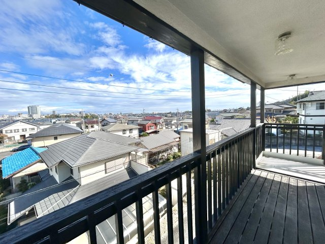 【中古戸建】高崎市片岡町3丁目のバルコニー|■バルコニー｜共働きのご家庭に嬉しい屋根付きバルコニー！急に雨が降ってきても安心です♪