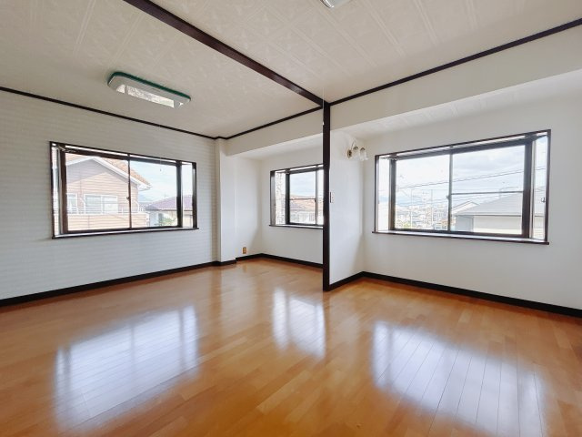 【中古戸建】高崎市片岡町3丁目の洋室|■2階洋室｜ナチュラルカラーの床です。模様替えなどとても楽しく工夫できます♪陽当たり、風通しもとても良いので毎日快適な生活スタートです！子供部屋にも良いですね♪