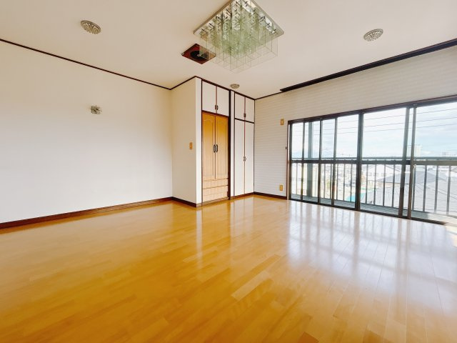 【中古戸建】高崎市片岡町3丁目の洋室|■1階洋室｜陽当たり良好のリビングダイニング♪賃貸では叶わなかった、お友達とのホームパーティや大音量で映画やテレビを楽しむことができます(*^^*)