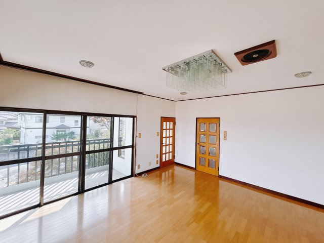 【中古戸建】高崎市片岡町3丁目の居間・リビング|■1階洋室｜落ち着きのある表情を見せるお部屋。太陽の光がたっぷり差し込むリビングは、自然とご家族が集まる居心地の良い空間です。