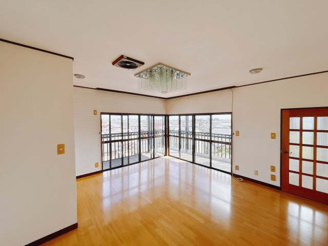 【中古戸建】高崎市片岡町3丁目の居間・リビング|■1階洋室｜時の流れと共に陽射しは装いを変え空間に新たな彩りを与えます。一日中家に居ても飽きることなく過ごすことができる素敵な空間♪