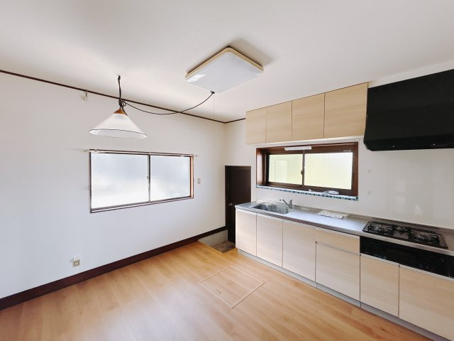 【中古戸建】高崎市片岡町3丁目の居間・リビング|■キッチン｜ワークトップの幅が広く、お子様といっしょにお料理をつくったり、ちょっとしたパーティーも楽しめます。フラットなのでお掃除がしやすいのもポイントです♪