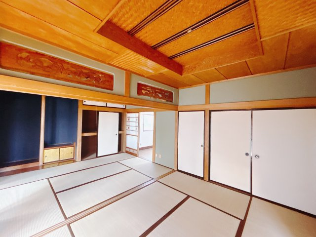 【中古戸建】高崎市片岡町3丁目の和室|■1階和室｜意外と場所をとるアイロンがけや、お洗濯物を畳むときにも広々と使うことができ、ちょっと一休みしたいとき、すぐに横になれるのも魅力です