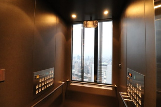 【その他】 | The Kitahama | 【エレベーター内部】上品な雰囲気のエレベーターで昇降しながら、眺望をお楽しみいただけます。