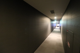 【その他共用部分】 | The Kitahama | 【共用廊下】ホテルライクな雰囲気です。天候に左右されず、外からの視線も届かない、安心の内廊下です！