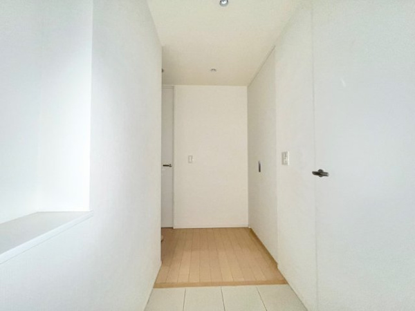 【玄関】 | 【玄関】白を基調としたオシャレな玄関！シューズインクローゼット付きで収納豊富◎