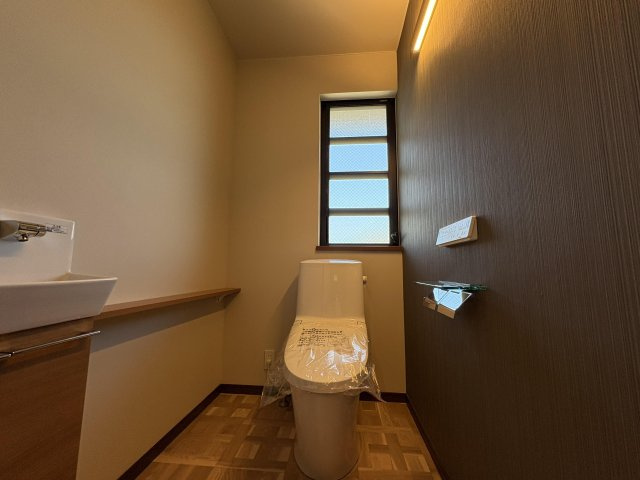 筑紫野市天拝坂2丁目戸建のトイレ