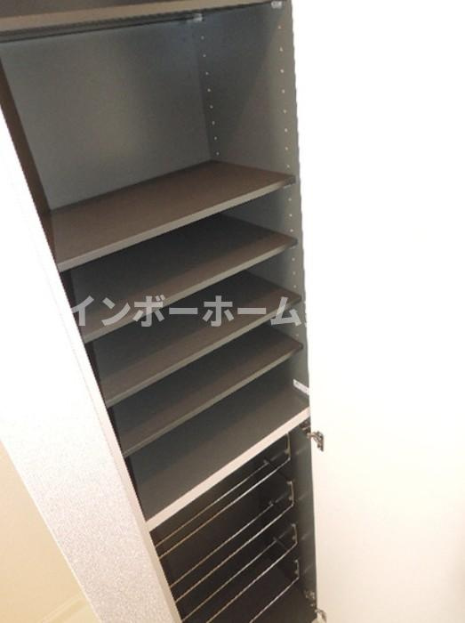 Maisond or KAMEARI WESTの玄関