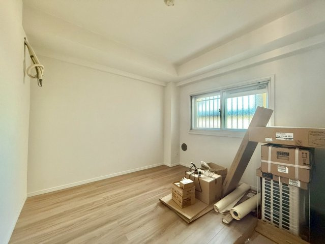 中野ダイヤハイツの洋室|木目調で落ち着いた雰囲気の内装は、どんなインテリアにも合わせやすいデザイン。（2025.10.30撮影）

現地ご見学希望・資料請求などお気軽にお問い合わせ下さい！
03-5990-5201