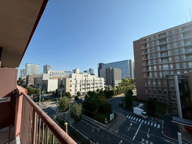 中野ダイヤハイツの展望|大きな空に包まれて、太陽の光をたっぷりと浴びながら過ごす毎日は、自然と家族の笑顔で溢れます。

現地ご見学希望・資料請求などお気軽にお問い合わせ下さい！
03-5990-5201