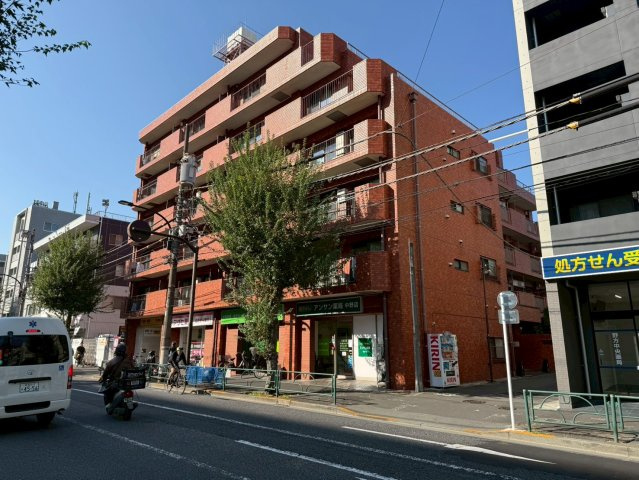 中野ダイヤハイツの外観|レンガの外壁が気品と格調を演出するマンション。（2025.10.30撮影）

現地ご見学希望・資料請求などお気軽にお問い合わせ下さい！
03-5990-5201