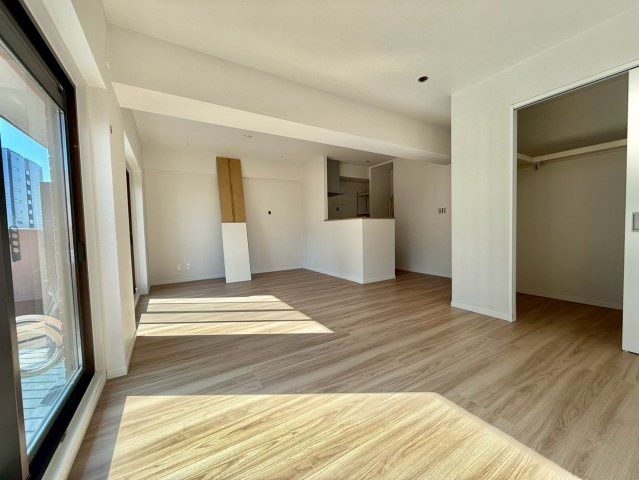 中野ダイヤハイツの居間・リビング|大きな窓からたっぷりと注ぐ陽光を浴びながら、朝食やティータイムを楽しめます。（2025.10.30撮影）

現地ご見学希望・資料請求などお気軽にお問い合わせ下さい！
03-5990-5201