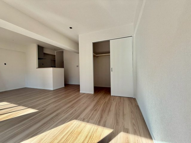 中野ダイヤハイツの居間・リビング|白と木目調を基調にした落ち着きのあるリビング。お部屋のコーディネートも楽しめます！（2025.10.30撮影）

現地ご見学希望・資料請求などお気軽にお問い合わせ下さい！
03-5990-5201