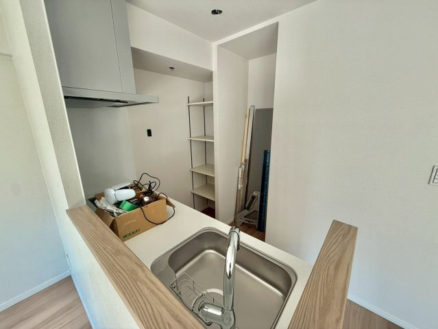 中野ダイヤハイツのキッチン|来客時には会話を楽しみながらお茶の準備ができる、対面式キッチン。（2025.10.30撮影）

現地ご見学希望・資料請求などお気軽にお問い合わせ下さい！
03-5990-5201