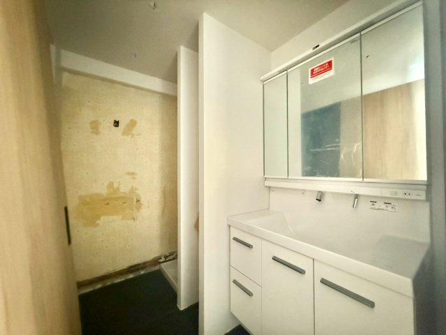 中野ダイヤハイツの独立洗面台|三面鏡の裏には収納が付いているため、スムーズに身支度が完了します！（2025.10.30撮影）

現地ご見学希望・資料請求などお気軽にお問い合わせ下さい！
03-5990-5201