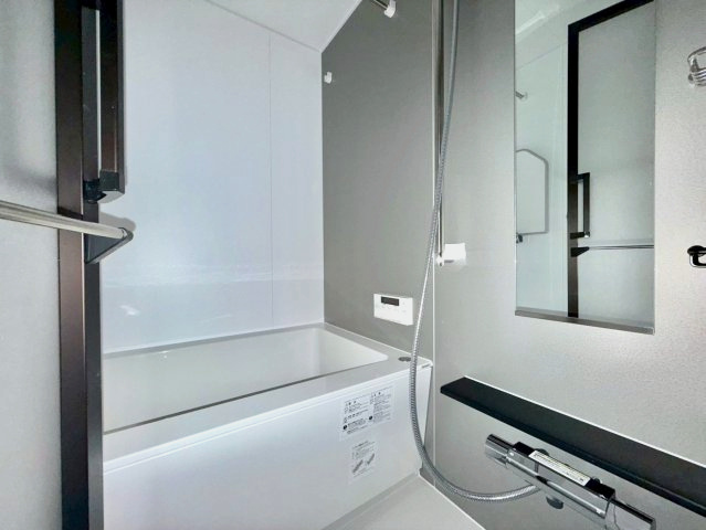 中野ダイヤハイツの浴室|追い焚き機能付きの浴室は、仕事で帰りが遅くなった日にも温かい湯船に浸かって疲れを癒すことができます。

現地ご見学希望・資料請求などお気軽にお問い合わせ下さい！
03-5990-5201