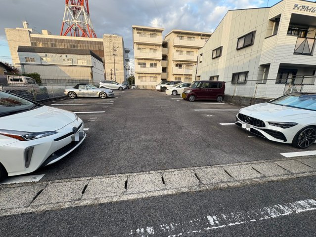 エクセレンス上野の駐車場
