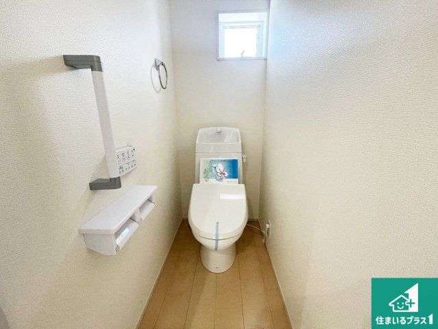 湖南市若竹町　第4期　新築一戸建てのトイレ|1・2階の2ヶ所にあるので、朝の忙しい時間の順番待ちもなく、深夜の利用にも大変便利です。