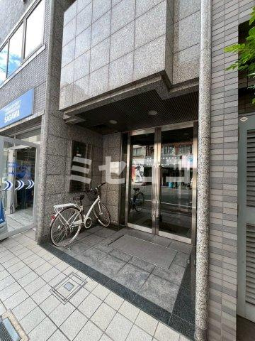 AIビルのエントランス