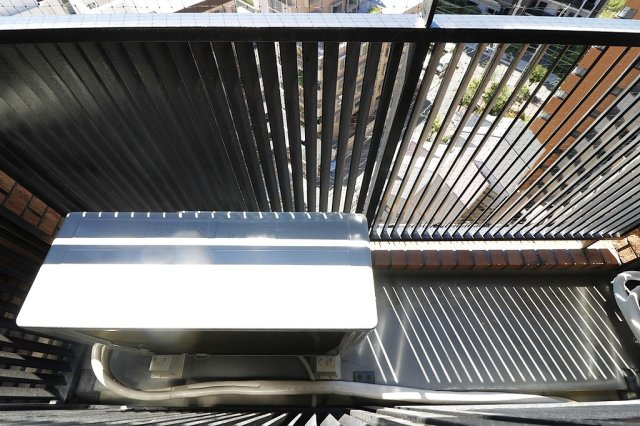 【バルコニー】 | 朝日プラザアルティマタワーズ | バルコニー内にある室外機置場です。