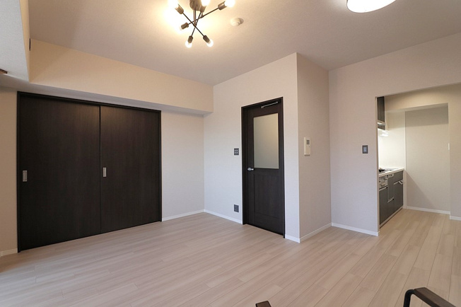 【居間・リビング】 | 朝日プラザアルティマタワーズ | 【LDK：約13.6帖】ゆとりの一人暮らし、仲良く二人暮らしにおススメの物件です♪