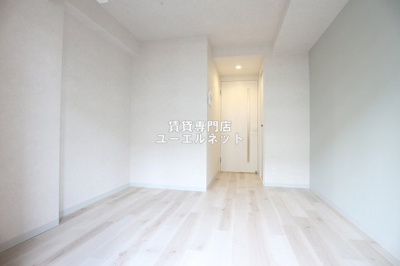 【寝室】 | ファーストフィオーレ吹田レガーメ | 明るく開放感のある居室で、自分だけのくつろぎ空間を。