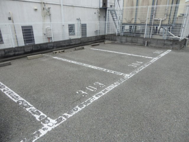ドミール加佐の駐車場
