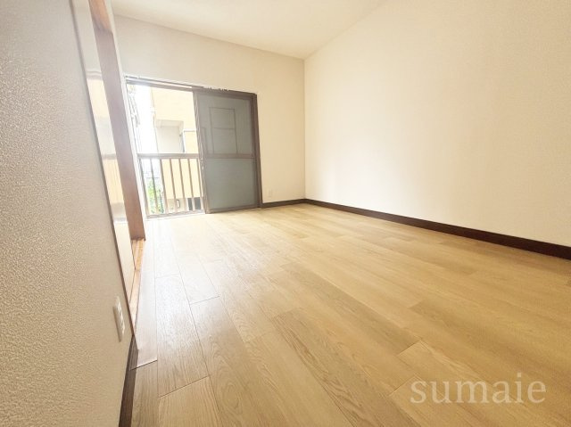 コーポ三角の居間・リビング|広々とした洋室です。