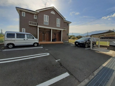 【駐車場】 | ビバ・カルテット | 駐車場に車を止められます