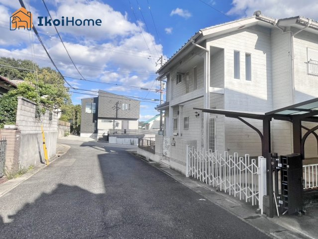 神戸市西区天が岡　土地の前面道路含む現地写真|前面道路とはフラットです！北東側は幅員約10m！北西側は幅員約6mで広々開放的！