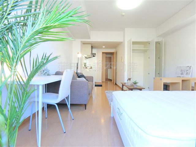 T's gardenティーズガーデン六郷土手の居間・リビング|モデルルーム　家具等は配置のご参考まででご入居時はございません。