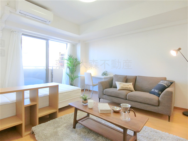 T's gardenティーズガーデン六郷土手の居間・リビング|モデルルーム　家具等は配置のご参考まででご入居時はございません。