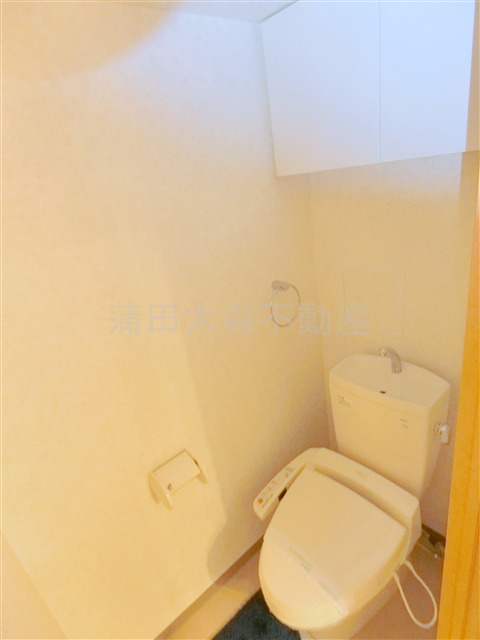 T's gardenティーズガーデン六郷土手のトイレ|棚収納に温水洗浄便座付きのトイレ