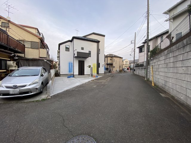 新築戸建 東久留米中央町6期の前面道路含む現地写真