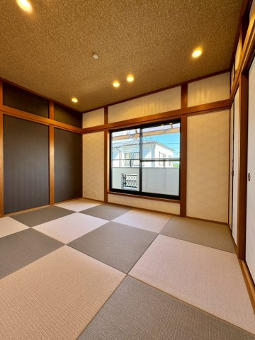 守口市大久保町5丁目の和室|約6帖。
バルコニーに面して明るく風通しの良い和室です