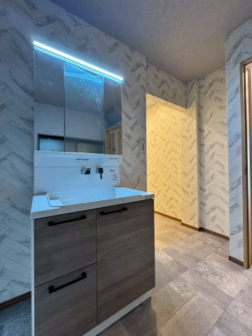 守口市大久保町5丁目の独立洗面台|明るい三面鏡を備えた洗面化粧台です。