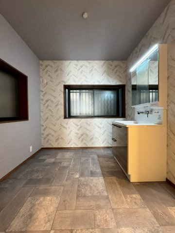 守口市大久保町5丁目の脱衣所|2か所窓があるので風通しの良い洗面室です。お好みの収納棚など置ける十分な広さがあります。