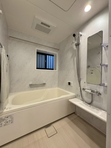 守口市大久保町5丁目の浴室|ゆったり足を延ばしてくつろげる広さのある浴室です。
小窓付きで自然換気も可能です。