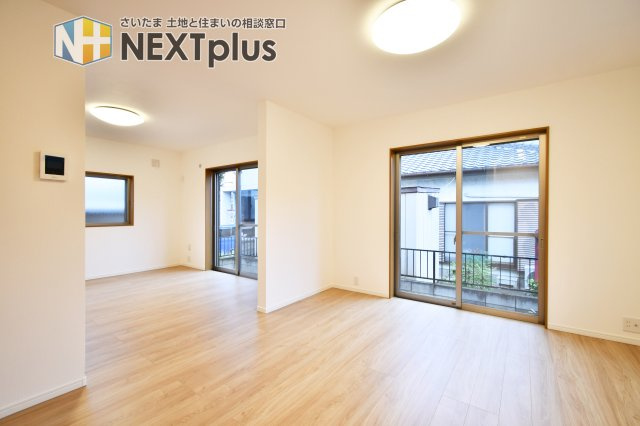 久喜市本町二丁目戸建の居間・リビング|LDK18.4帖：カウンターキッチンの前にはダイニングテーブルを置き、横にソファーやテレビを置く事で、ダイニング空間とリビング空間を分ける事ができメリハリがつきます！