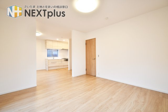 久喜市本町二丁目戸建の居間・リビング|LDK18.4帖：リビングは窓が多く部屋の隅々まで陽が射し込みます！暖かくこもった空気は上にたまりやすいので、窓を開け換気する事で、快適なお部屋の空気を維持する事ができます。