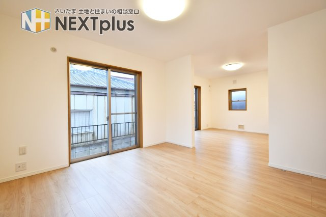 久喜市本町二丁目戸建の居間・リビング|LDK18.4帖：ダイニングスペースを間仕切りすると洋室のようにお使いいただくことも可能です。来客時の客間としてもおすすめです。キッチン含め窓が3方向・5カ所ありますので換気も十分に行えます◎