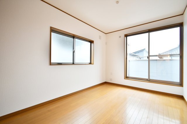 久喜市本町二丁目戸建の洋室|洋室①5.9帖：南東と南西の二面採光の洋室ですので、朝は気持ちの良い朝陽で目覚める事ができます！クローゼットも備わっております。ダブルベッドも置く事ができる広さですので、主寝室におすすめです！