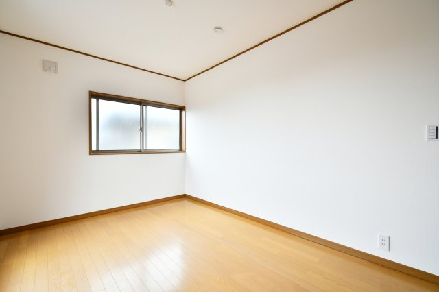 久喜市本町二丁目戸建の洋室|洋室②6.5帖：南西と北西の二面採光の洋室です。クローゼットも備わっております。ベッドとデスク、本棚を置いても余裕のありますので、お子様の一人部屋にもおすすめ！二面採光で通風採光共に良好です。