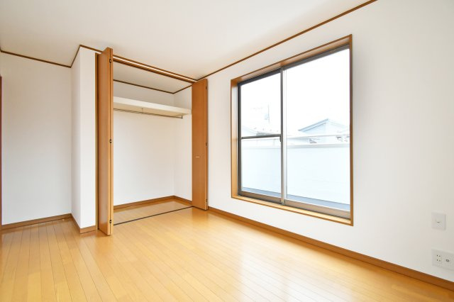 久喜市本町二丁目戸建の洋室|洋室②6.5帖：クローゼットは上下セパレート・ハンガーパイプ付きです！上には季節物や思い出など毎日手に取らないものを収納、下にはハンガーパイプへコートや洋服など…かける収納もできます！