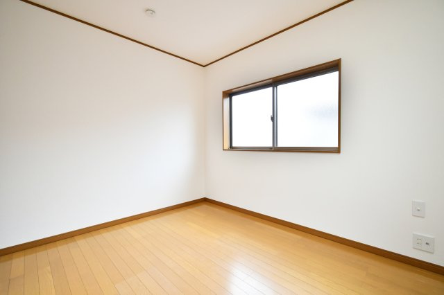 久喜市本町二丁目戸建の洋室|洋室③5.7帖：北東と北西の二方向に窓がある他、天窓があるため北側の洋室でも入りやすい工夫がされています◎ベッドとデスクを置いてちょうどよいサイズ感の洋室ですので、お子様の一人部屋にもおすすめです。