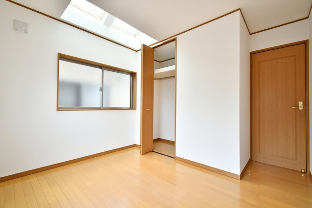 久喜市本町二丁目戸建の洋室|洋室③5.7帖：クローゼットは各部屋に備わっておりますので、家族それぞれで洋服収納をすることも可能です。また、上下セパレートになっているため衣替えもしやすく、ハンガーパイプで家事時短にも◎！